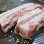 맛찬들 왕소금구이 - 三枚肉(サムギョプサル)一人前130g（10000ウォン）で写真は3人前