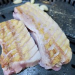 맛찬들 왕소금구이 - 三枚肉(サムギョプサル)一人前130g（10000ウォン）で写真は3人前