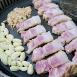 맛찬들 왕소금구이 - 三枚肉(サムギョプサル)一人前130g（10000ウォン）で写真は3人前