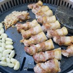 맛찬들 왕소금구이 - 三枚肉(サムギョプサル)一人前130g（10000ウォン）で写真は3人前