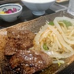 Maruhachi - まるはち定食のステーキ