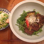 つばめや - 「黒毛和牛ステーキ丼」サラダ付き 1150円(税別)