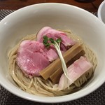 らぁ麺やまぐち - 麺はかつおダシに浸かってます。