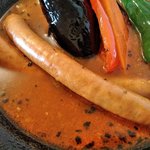 スープカレーハウスしっぽ - ロングウィンナーのスープカレー（アップ）