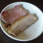 麺や 虎徹 - 釜焼きチャーシュー、豚バラチャーシュー、、、すぐに食べられてしまい♪、、１枚ずつ残ってた♬