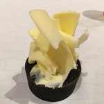 ラ・ブリック - 美しく盛られたバター