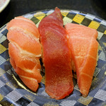 回し寿司 活 活美登利 - 生マグロ３貫　赤身、中トロ、大トロ