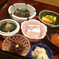輪久 - 秋刀魚の甘露煮・人参カステラ・生湯葉イクラ餡掛け
                ・柿とリンゴのクリームチーズ和え・タコの柔らか煮・春菊のお浸し・むかごの真丈