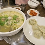 명동 칼국수 - 「물총 칼국수(ムルチョン カルグッス)」(6000ウォン)※三人前と「マンドゥ」(6000ウォン)