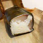 いづ重 - 並の鯖寿司と一線を画すポイントが、確信的な「塩の強さ」。これが鯖の旨味を引き出す