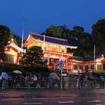 いづ重 - 18時ちょうどにライトアップされる八坂神社の楼門。京都を代表する景色のひとつ