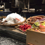 魚貝三昧 げん屋 - 鮮度抜群の食材がカウンター越しに並んでいます