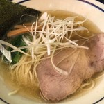 拉麺 阿吽 - 鰯拉麺 780円。透明なスープは、非常にすっきりとした味わいです。
