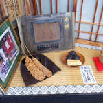 粟餅所・澤屋 - 店頭には、粟のサンプルが飾られる。創業1682年、今年で335年目です