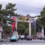 粟餅所・澤屋 - 全国にある天満宮、ここが大本。粟餅の澤屋さんは、鳥居側から見て右前方にある