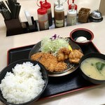 松のや - ロースかつ&唐揚定食(¥730)
            ごはん特盛(+¥60) ミニポテトサラダ(+¥60)
            計¥850
            まだCPは高いとは言うもの、定食は+¥50、ごはん増量やトッピングは+¥10と高くなった。