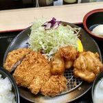 松のや - ロースかつ&唐揚定食のおかずアップ
            ロースかつは相変わらず美味しいが、唐揚げは衣の柔らかさに違和感を感じてしまい、正直ピンと来なかった。