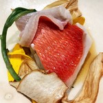 傳 - 中には色鮮やかな金目鯛