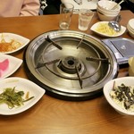 군산 오징어 - パンチャン(おかず)は茎わかめ、大根漬け、味付けサキイカ、豆もやし、黒ゴマだれのサラダ、冷たいもやしスープ