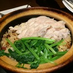 豊栄 - 「煲仔飯」！
      叉焼と松の実入りの混ぜご飯に蒸し鷄と青菜がのる一品。
      素晴らしい出来栄えです。