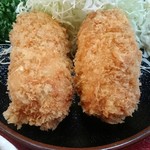 餃子会館 - 縦に10cm以上、幅５cmくらいはある
      大きなカニクリームコロッケ