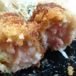 餃子会館 - 中のクリームはかための部類
      味付けはあまり濃くないので、
      ソースやタルタルと合わせて丁度いい塩梅