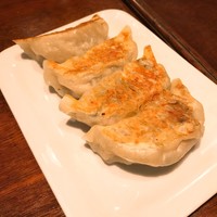 青菜 丸の内ブリックスクエア店 - フィフィ餃子：これは具がぎっしりで贅沢な餃子です。上品すぎない味が○