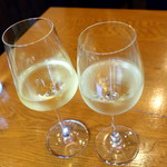 ラ･マンチーナ - エステ＆ノイエ ソルト シャルドネ（左）レ・バッディステッレ ソアーヴェ クラッシコ（右）