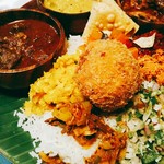 シナモンガーデン - 薄味の野菜は水菜、葱、キャベツ。まぁるいのがじゃがいも+小スパイスの温かいコロッケ。センサーにパパダン(パリパリ煎餅)、左に見えるはマトンカレー。