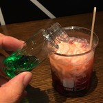 リズ ラリー - 緑の液体を注ぐと