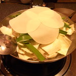 Mizutakifuu Motsunabe Motsushou - 上に乗っているのは餃子の皮。水炊き風モツ鍋