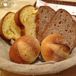 クレール・ド・リュヌ - 自家製パン3種