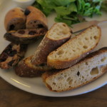 パーラー江古田 - パン盛りセット：4種類のスライスパン（フォカッチャ カンパーニュ イチジクのパン ブルーベリーのベーグル）、バターで サラダ3