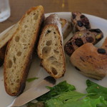 パーラー江古田 - パン盛りセット：4種類のスライスパン（フォカッチャ カンパーニュ イチジクのパン ブルーベリーのベーグル）、バターで サラダ2