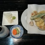 あっけら館 - 野菜天３５０円と漬物、薬味