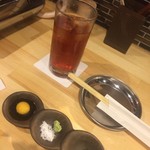 ホルモン安東 - ウーロンハイと薬味