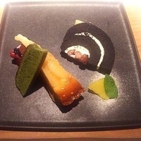 SORA NIWA - 竹炭のロールケーキやわらび餅など５種のデザート