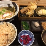 とろろ昆布うどんと炊き込みご飯定食