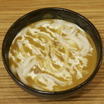 麺房's - １番人気のクリーミーカレーうどん（並６９０円、大７９０円）。オシャレに生クリームをデコレーション♪