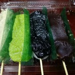 つつみ屋 - 左から、くるみ·ずんだ·ごま·あんこ·しょうゆ