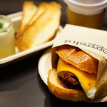 Eggslut - Bcn Egg & Chz (＄8.50)、Slut (＄10.50)、Hot Coffee (＄4.50)