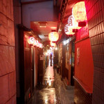 かもふく - 人ひとりがやっと通れるほどの細い路地もある。