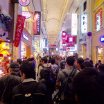 かもふく - 相変わらず人が多い心斎橋付近。台風が接近しているとは思えない。