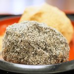 甘味おかめ - 煎茶・おはぎ(2ヶ付)セット 760円 のきなこ、胡麻のおはぎ