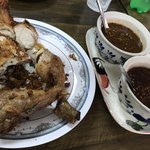 Soi Polo Fried Chicken - このタレをかけるとまた味が変わります