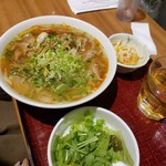 ニャーヴェトナム・フォー麺 - 牛時入りブンボーフェ