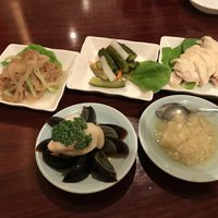 廣東飯店 - 前菜にクラゲ、ピータン、蒸し鶏、野菜の酢漬け