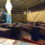 創作串屋 とら壱 - ゆとりある店内ですが、週末は満席になるようですので予約をおすすめします