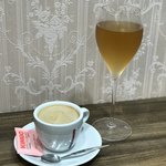 ラトリエ モトゾー - カフェラテとオリーブカモミールティー