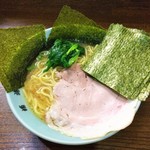 横浜屋 - ラーメン700円麺硬め。海苔増し100円。